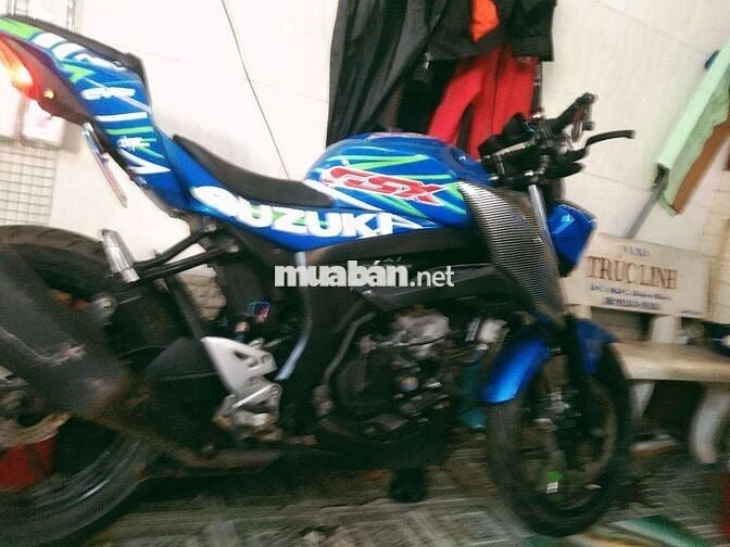 Xe máy Suzuki GSX màu xanh dương thể thao