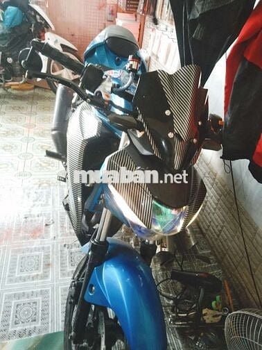 Xe máy Suzuki GSX màu xanh dương thể thao