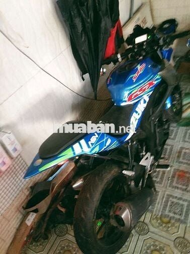 Xe máy Suzuki GSX màu xanh dương thể thao