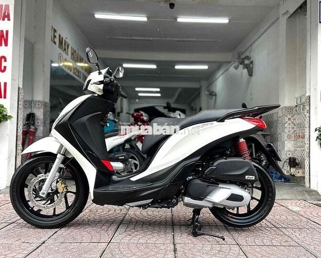 Xe Piaggio Medley 125 màu trắng đen