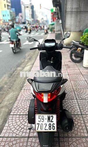 Xe Piaggio Medley 125 màu trắng đen