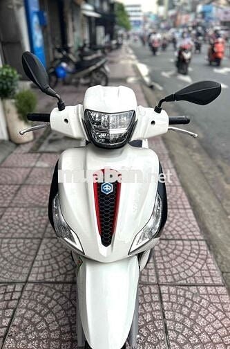 Xe Piaggio Medley 125 màu trắng đen