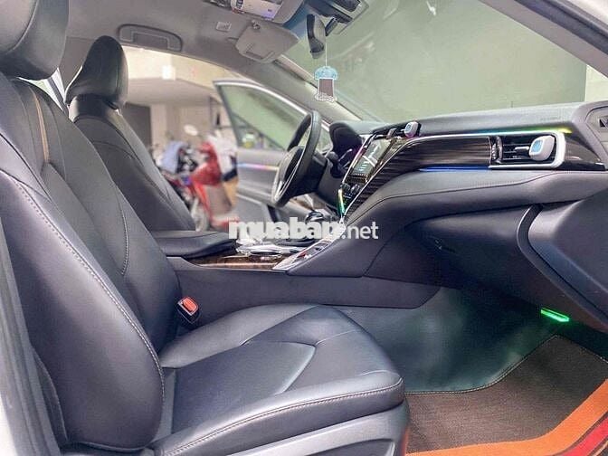 Toyota Camry 2.0G 2021 Trắng nt Đen 15.000 Km