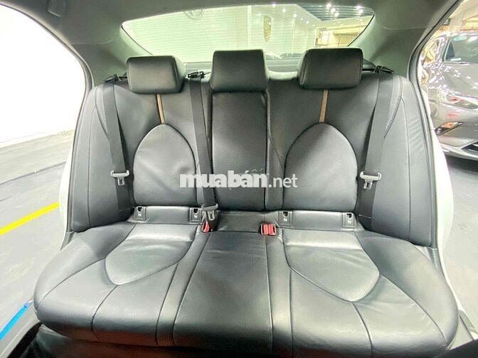 Toyota Camry 2.0G 2021 Trắng nt Đen 15.000 Km