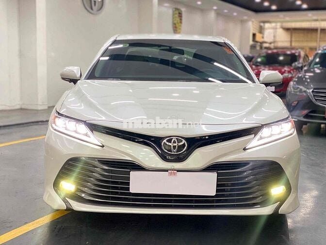 Toyota Camry 2.0G 2021 Trắng nt Đen 15.000 Km