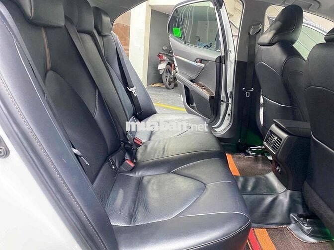 Toyota Camry 2.0G 2021 Trắng nt Đen 15.000 Km