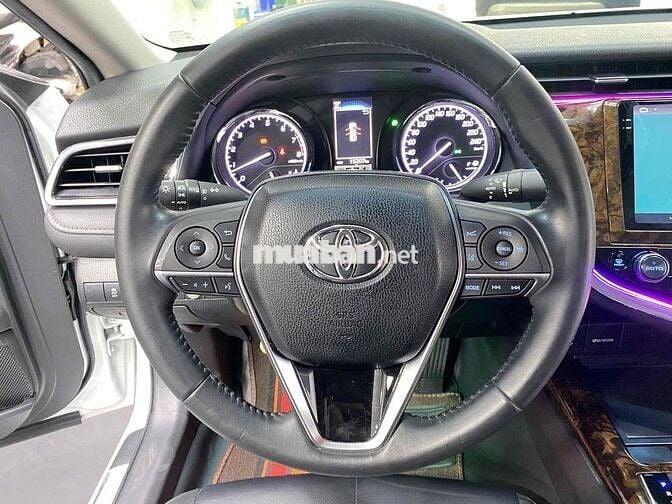 Toyota Camry 2.0G 2021 Trắng nt Đen 15.000 Km