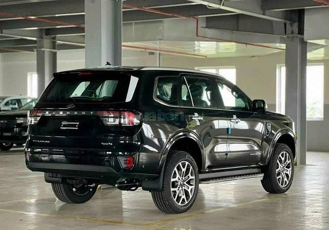 Ford Everest 2025 2.0L 4x4AT đen 
