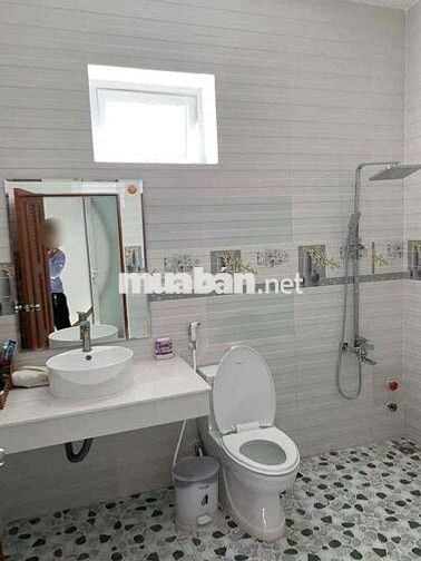 Cho thuê mặt tiền 4 lầu đường 3 tháng 2