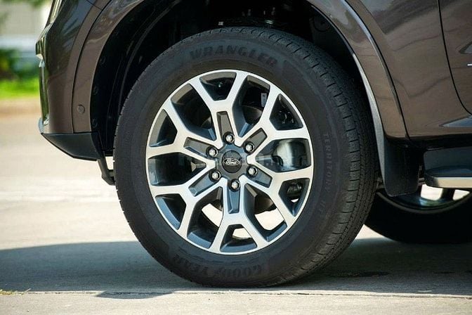 Ford Everest 2025 2.0L 4x4AT đen 