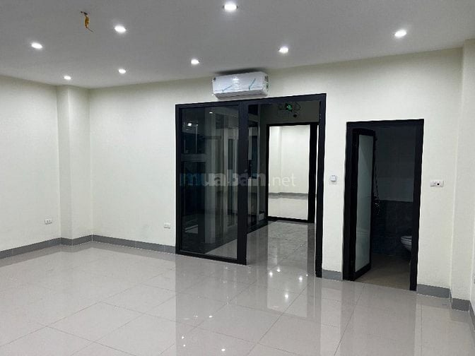 Chính chủ cho thuê MB 160m2 lô góc, T3 thang máy, ĐH, NL 28 triệu