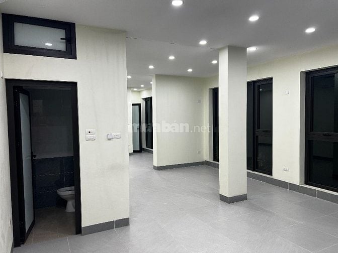 Chính chủ cho thuê MB 160m2 lô góc, T3 thang máy, ĐH, NL 28 triệu