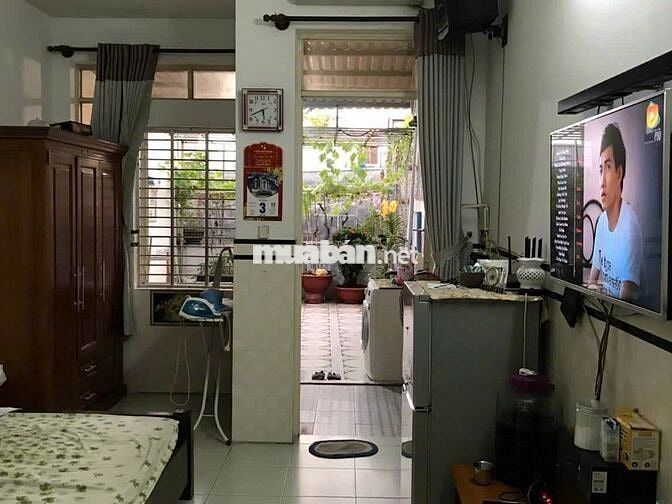 Nhà mặt tiền cách chợ, trường học, nhà thờ chỉ vài bước chân