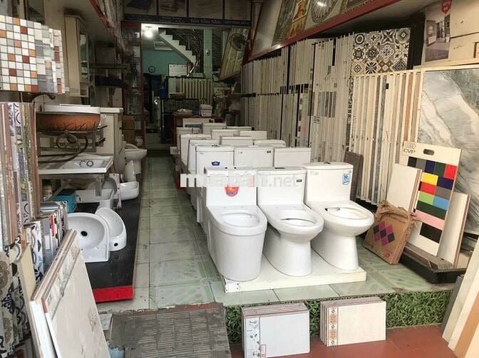 Nhà mặt tiền cách chợ, trường học, nhà thờ chỉ vài bước chân