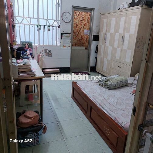 Nhà mặt tiền cách chợ, trường học, nhà thờ chỉ vài bước chân