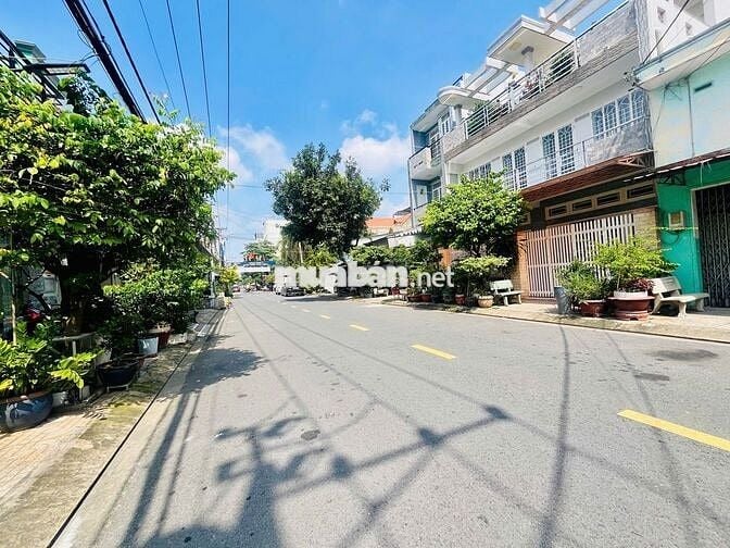 CHo thuê nhà mặt tiền đường Lê niệm 8x18m có lửng, trống suốt