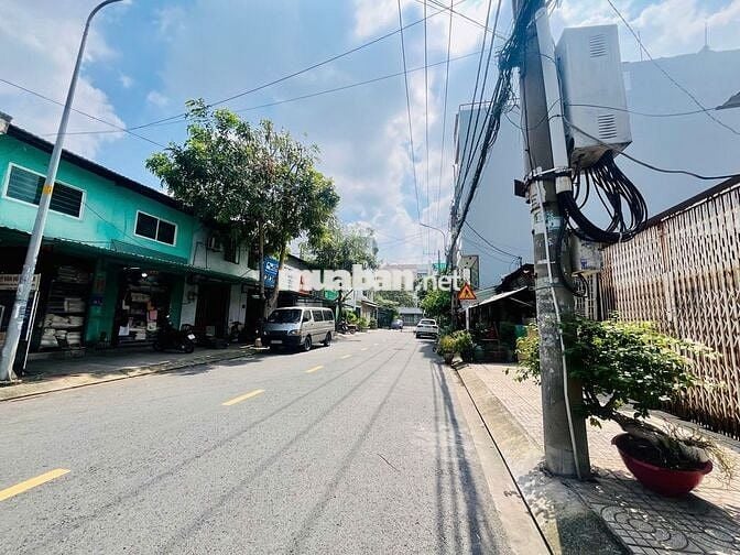 CHo thuê nhà mặt tiền đường Lê niệm 8x18m có lửng, trống suốt