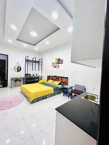 Cho thuê căn hộ dịch vụ một phòng ngủ ban công to ở ngã tư Bảy Hiền