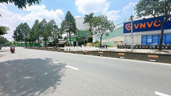 Nhà SHR 13,8m x 25m. Xây 1 Lầu Mặt tiền Lê Thi Riêng. Ngay UBND Q12