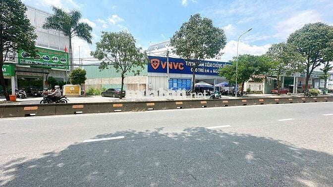 Nhà SHR 13,8m x 25m. Xây 1 Lầu Mặt tiền Lê Thi Riêng. Ngay UBND Q12