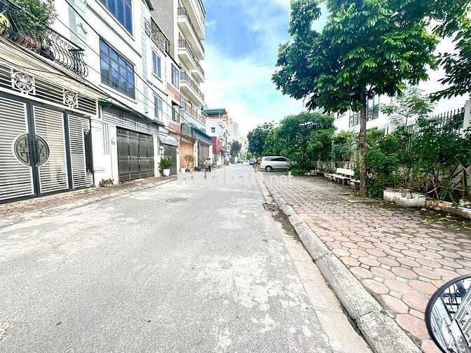 LÔ GÓC 7 TẦNG THANG MÁY LONG BIÊN GARA ÔTÔ 4 PHÒNG NGỦ FULL NỘI THẤT