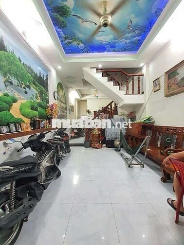 Nhà phố hoàn công kế bên trường cấp 1.2.3, gần chợ, Vincom550