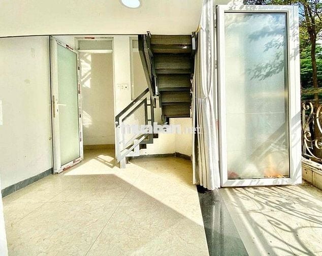 Cho thuê duplex bancol lớn ngay emart phan văn trị