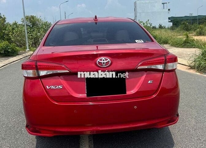 Bán xe Toyota Vios 2023 số tự động màu đỏ
