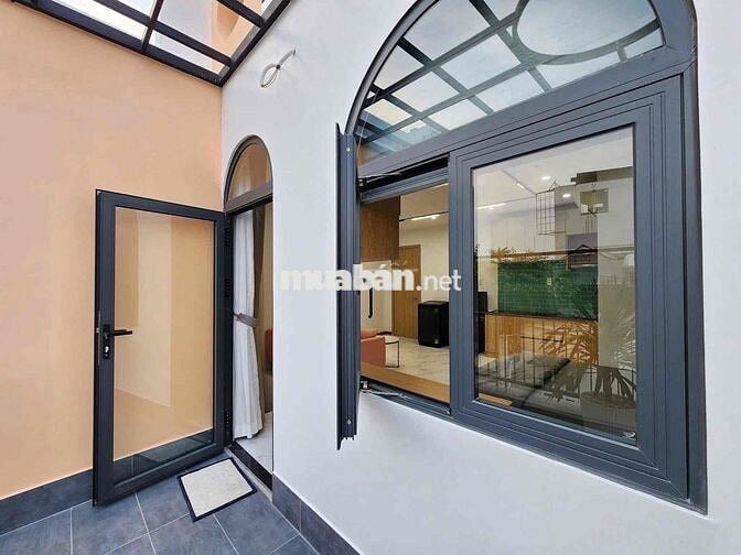 CHO THUÊ STUDIO BAN CÔNG LỚN FULL NỘI THẤT NGAY TRUNG TÂM QUẬN 7