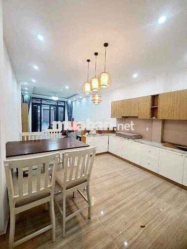 Bán nhà gần Đầm Sen, ngay ngã 4 bốn xã, hxh thông thoáng