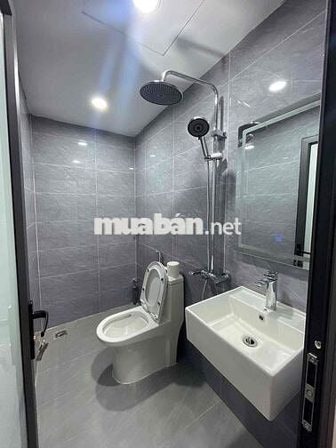 Hiếm! Bán nhà hơn 3 tỷ ,70msổ đỏ tầng 3,phố Lò Đúc,lôgoc, đẹp miễn chê