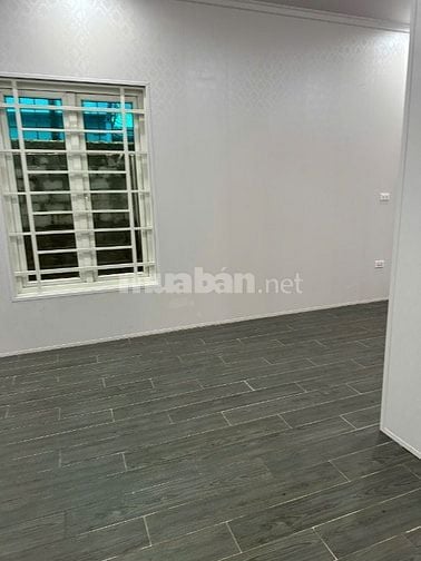 Cho thuê nhà 37 Lý Nam Đế, Hoàn Kiếm, 2 căn đẹp, ngõ rộng, sân vườn