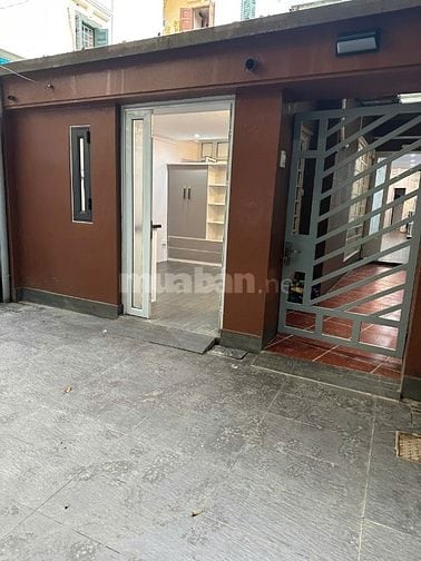 Cho thuê nhà 37 Lý Nam Đế, Hoàn Kiếm, 2 căn đẹp, ngõ rộng, sân vườn