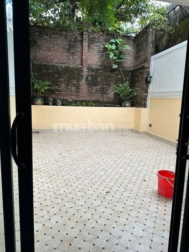 Cho thuê nhà 37 Lý Nam Đế, Hoàn Kiếm, 2 căn đẹp, ngõ rộng, sân vườn