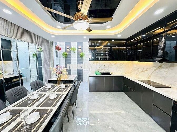 Cho Thuê Nhà Nguyên Căn Mặt Tiền Nguyễn Trọng Tuyển, P1, QTân Bình