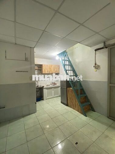 Nhà nguyên căn, 1 triệt 1 lầu, có ban công