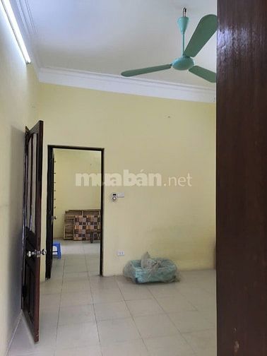 Cho thuê tầng 2, 3 nhà 904B La Thành, Giảng Võ, DT 47m2/tầng + bếp, WC