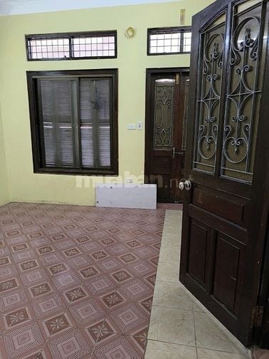 Cho thuê tầng 2, 3 nhà 904B La Thành, Giảng Võ, DT 47m2/tầng + bếp, WC