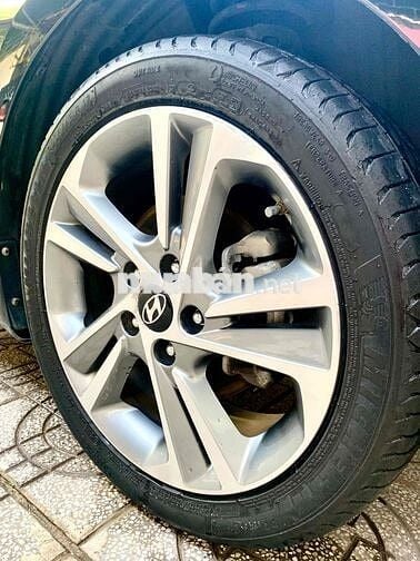 Hyundai Elantra 2019 2.0AT - 100 km