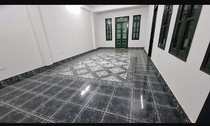 Bán nhà Hoàng Quốc Việt đường vào to như phố, DT 85m2, 5t, mt 5.9m. 