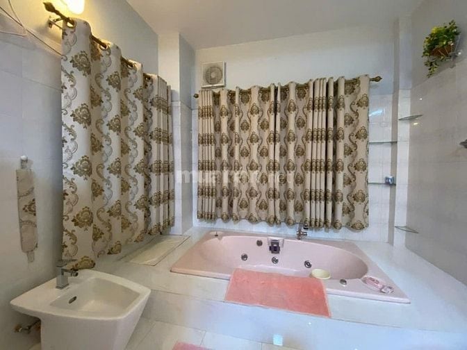 Cho thuê nhà nguyên căn Quận 1, Gần Chợ Bến Thành