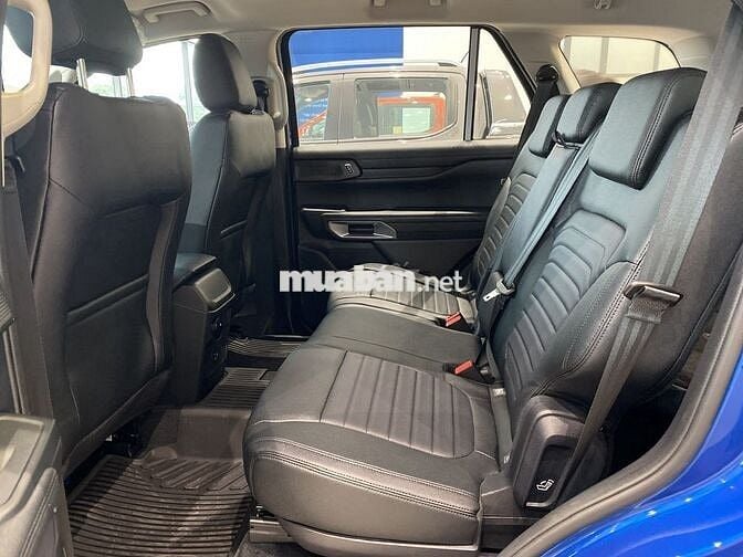 Ford Everest Titanium Đen 7 chỗ máy dầu