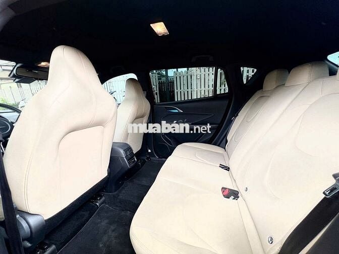 Ô tô điện VinFast VF e34 màu đỏ 5 chỗ