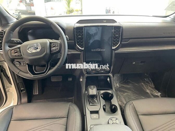 Ford Everest Titanium Đen 7 chỗ máy dầu