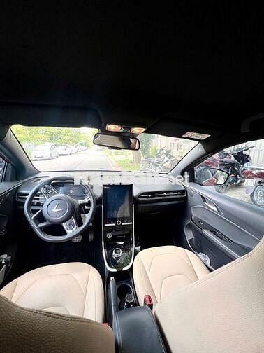 Ô tô điện VinFast VF e34 màu đỏ 5 chỗ