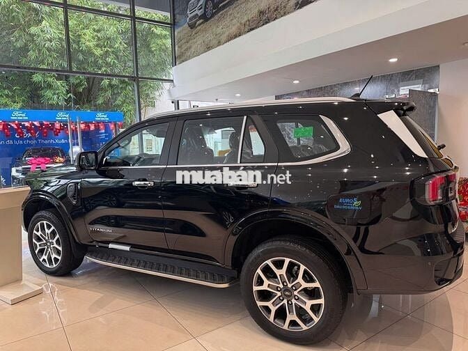 Ford Everest Titanium Đen 7 chỗ máy dầu