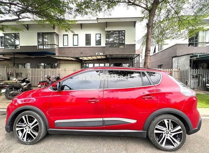 Ô tô điện VinFast VF e34 màu đỏ 5 chỗ