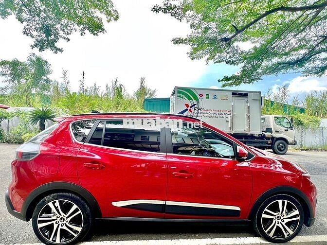 Ô tô điện VinFast VF e34 màu đỏ 5 chỗ