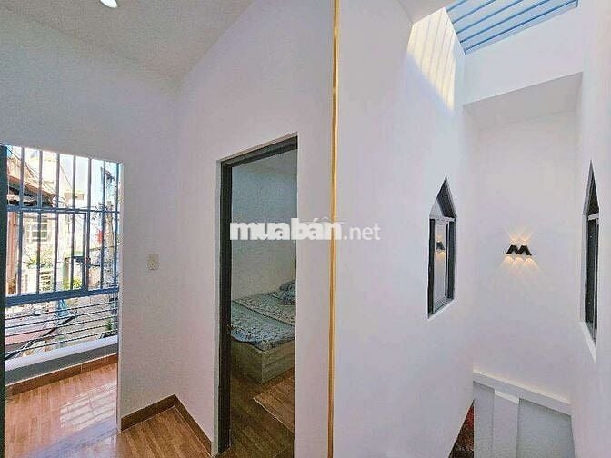 Nhà mặt tiền hẻm Nguyễn Văn Công, 28m, mới vào ở ngay