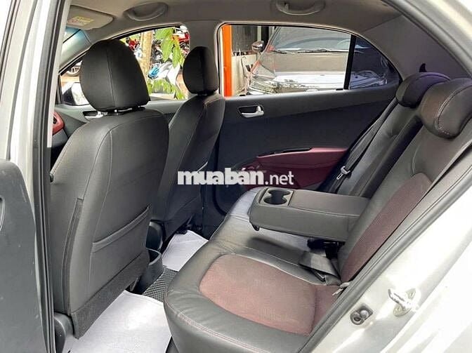 Hyundai i10 đời 2020 màu bạc số tự động